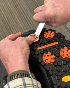 Simms - M's G4 PRO Powerlock Boot - Vibram -Hareline Fishing Store PDPProductFeats S23 Powerlock CleatInstall 1100x 87a95803 6f37 4f4a add0 810fb0f34164